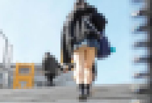 【青チェ】童顔制服女子の座りパンチラ　純白の割れ目くっきり　サンプル画像2