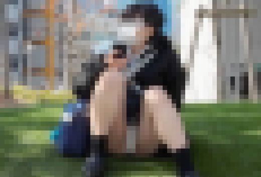 【青チェ】童顔制服女子の座りパンチラ　純白の割れ目くっきり　サンプル画像3