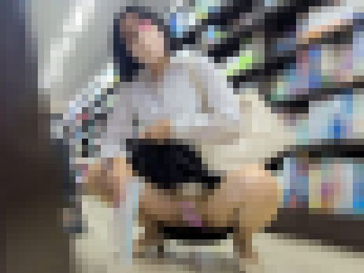 【撮影バレ】逆さ撮り▷カメラ目線▷見せつけ!!美人メガネOLが本屋で激エロポーズ【パンスト/パンツ】　サンプル画像3