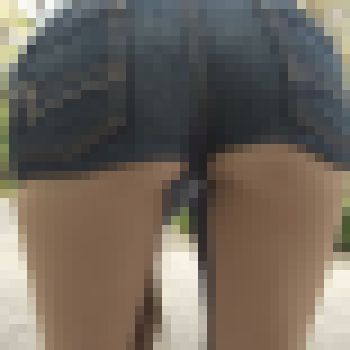 【はみ尻激写】食い込んだショーパンからはみ尻する美女　サンプル画像3