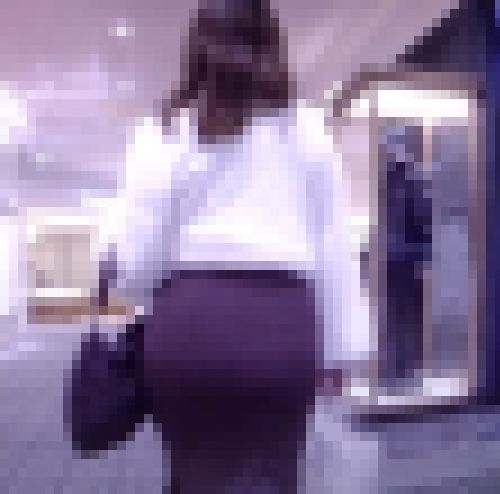 極エロスタイルの人妻系美女が超ドデカダイナマイト猥褻ヒップでタイトスカートパッツンパッツンにして歩いてるよ サンプル画像
