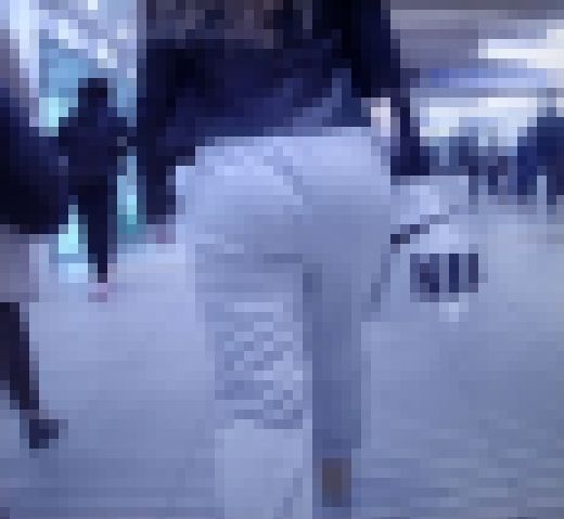 超美人ギャルがモッコリドエロ美巨尻パンパンにして歩いてるよ　サンプル画像1