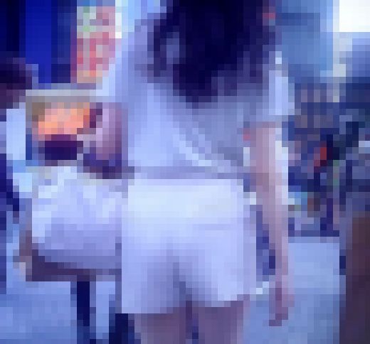 超美スタイルの極上美女がショーパンお尻のワレメに食い込ませてTバックまでもめり込んで歩く姿がエロい サンプル画像2