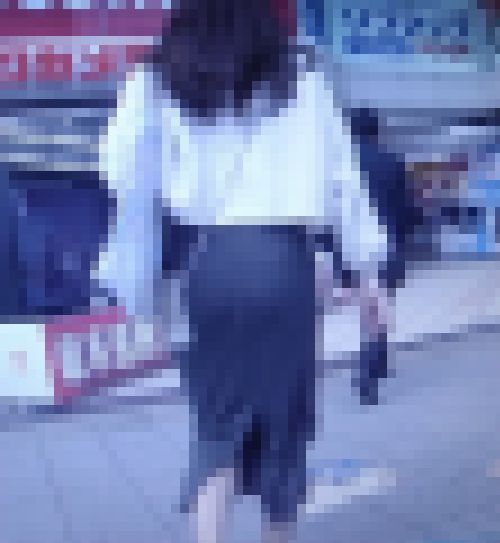 美人ショップ店員が爆尻でタイトスカートモッコリパンパンにさせて歩いてるよ サンプル画像