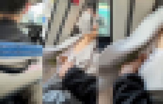 旦那が居る前で…美人妻バス痴漢！感動の再会編！【おっぱい痴漢】　サンプル画像2