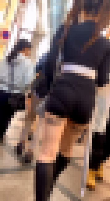 ショートパンツでパンティライン丸出し美女　サンプル画像1