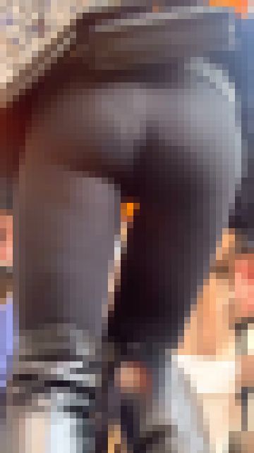 パンティラインくっきりのレギンス美女 サンプル画像