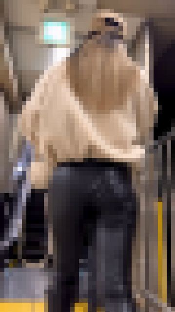 レザーパンツでムチムチな美女　サンプル画像1