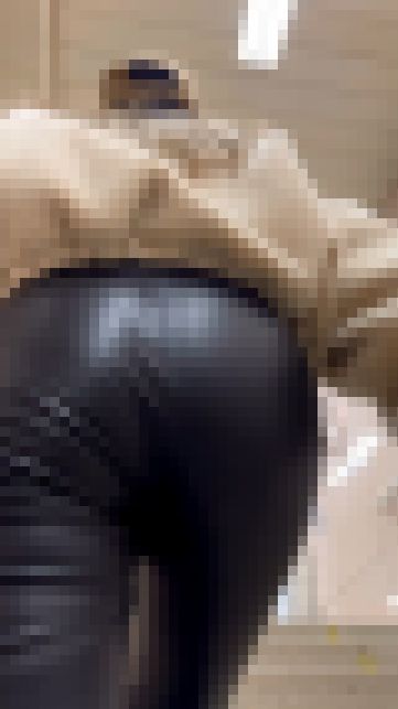 レザーパンツでムチムチな美女　サンプル画像2