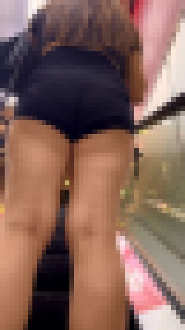 パツパツのショートパンツ美女を接写 サンプル画像
