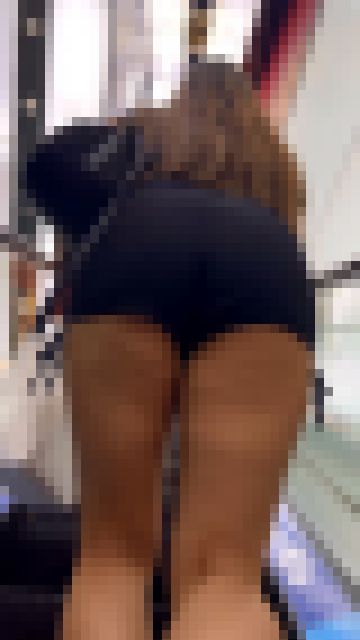パツパツのショートパンツ美女を接写　サンプル画像1