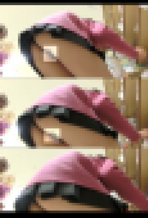 ピチミニTバックからハミ出てます、、、エロい生尻に食い込むパンツを高画質で覗き見る ~ハミ出しTバックニーハイ娘 サンプル画像2