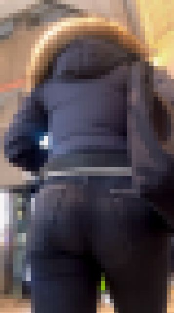 スキニーデニムパンツでヒップラインが魅力のスレンダー美女 サンプル画像