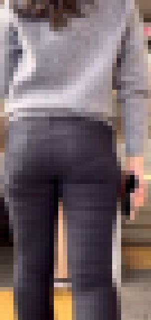 スキニーデニムパンツでヒップラインが魅力のスレンダー美女その2 サンプル画像