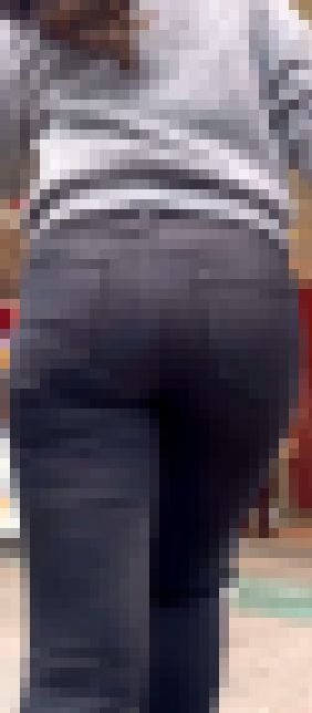 スキニーデニムパンツでヒップラインが魅力のスレンダー美女その2　サンプル画像1