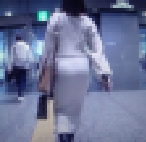 清楚系の美女がタイトニットスカート履いて美巨尻モッコリさせて歩いてるよ サンプル画像