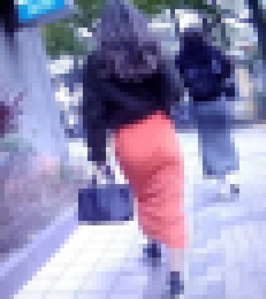 超色っぽい美人お姉さんがペラペラタイトスカート履いて歩いてるよ　サンプル画像1