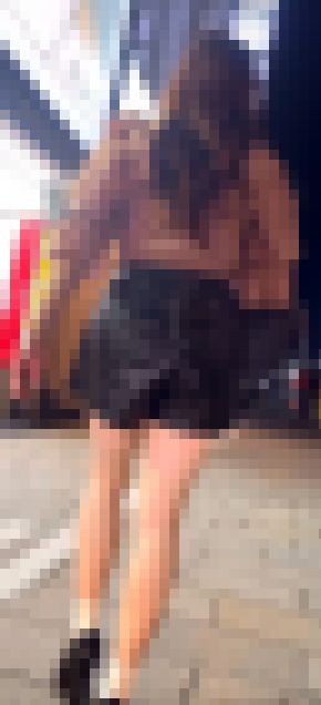 レザーショートパンツ姿で街を歩く美女その4　サンプル画像3