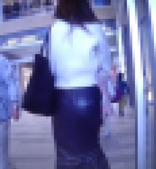 タイトレザースカート履いて美尻モッコリさせて歩く激カワ美女　サンプル画像1