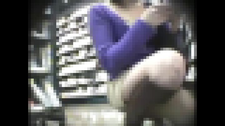 【素人パンチラ】某ショップはパンチラゲットの穴場 サンプル画像