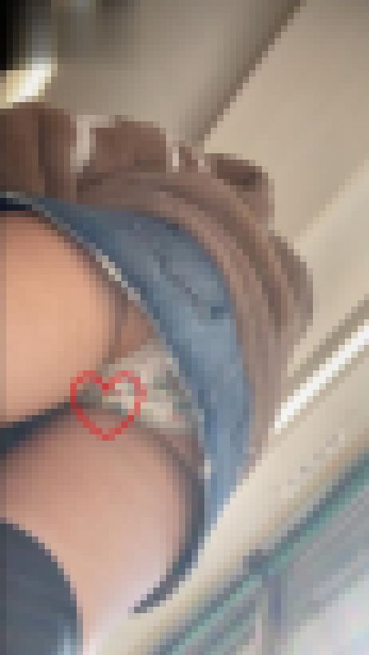 デニムミニスカートと黒ニーソックスの絶対領域を持つ最強ギャルと遭遇した件　サンプル画像2