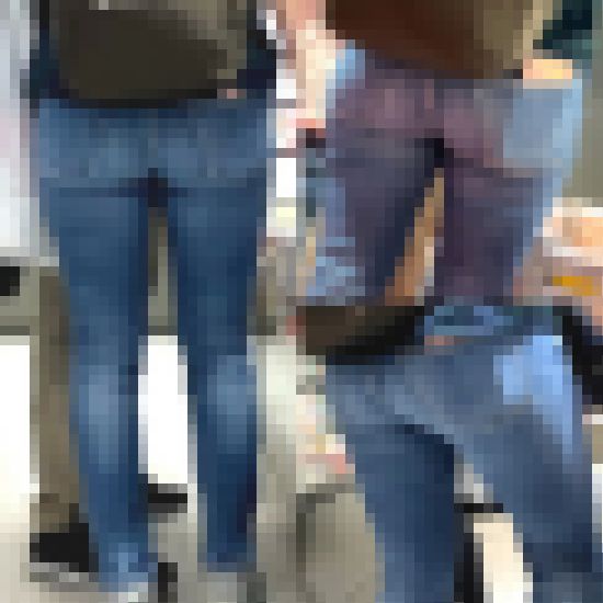 お尻が大きすぎて本格デニムが食い込みまくっている奥様【街中風景035】 サンプル画像
