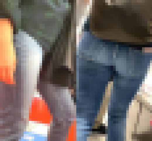 お尻が大きすぎて本格デニムが食い込みまくっている奥様【街中風景035】　サンプル画像2