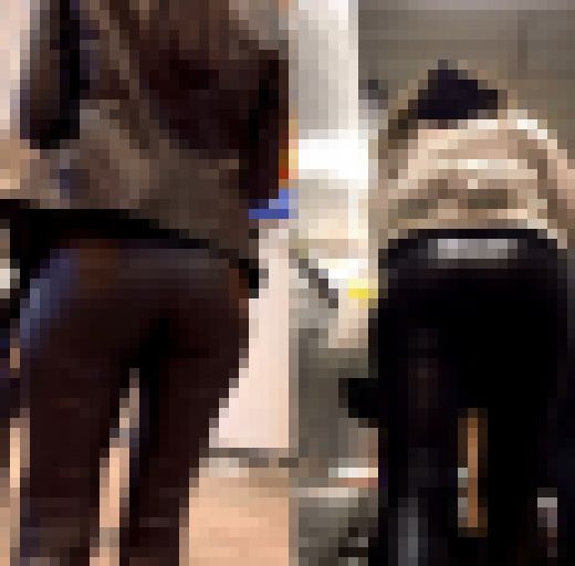 レザーパンツでムチムチな美女2名セット　サンプル画像2