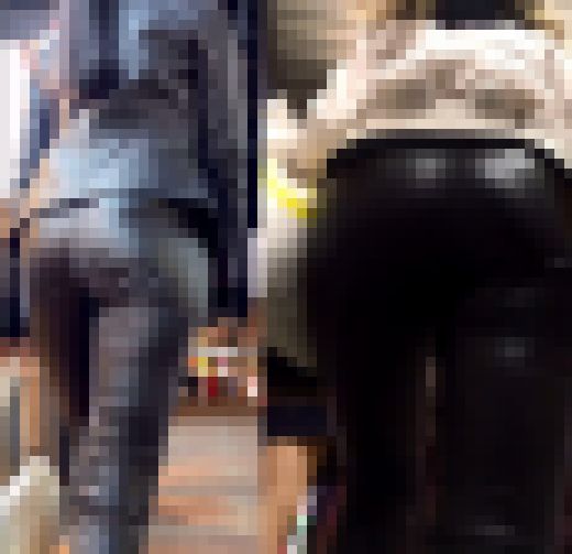 レザーパンツでムチムチな美女2名セット　サンプル画像3