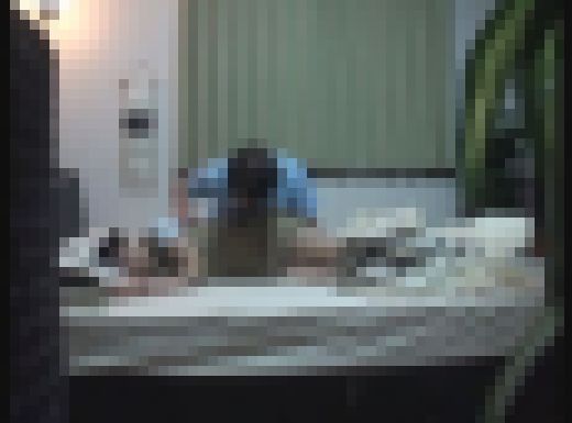 部屋に設置された隠しカメラ 自宅での近●相●の証拠が挙がってしまう… 04 サンプル画像1