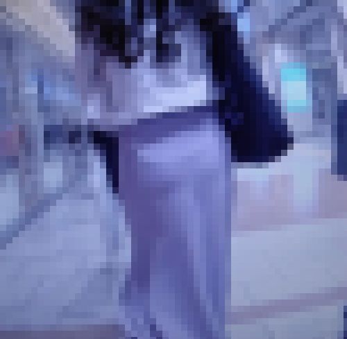 色っぽくてスタイル抜群の極上美女がタイトスカートからエロいTライン浮かび上がらせながら歩く姿がエロ過ぎる サンプル画像