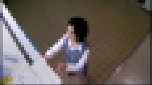 ◇素人OLの生々しいパンチラ！自販機しゃがみ込みパンチラ隠し撮り　Part 10　サンプル画像1