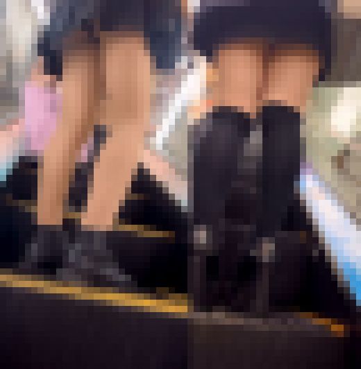 ミニスカパンチラ美女2人セット②　サンプル画像1