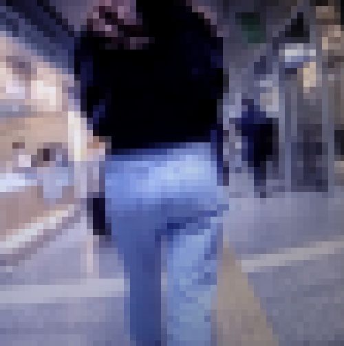 超美巨尻の激カワ美女がデニム履いてお尻モッコリさせて歩いてるよ　サンプル画像1