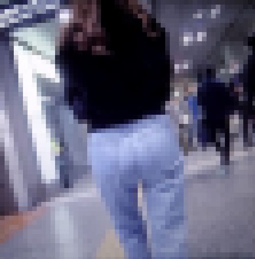 超美巨尻の激カワ美女がデニム履いてお尻モッコリさせて歩いてるよ　サンプル画像3