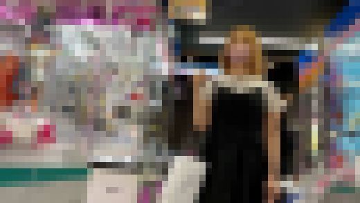 【パンチラ盗撮】ゲームセンターで見つけた金髪陰キャぴえん系少女を背後からスマホ逆さ撮りパン凸　サンプル画像1