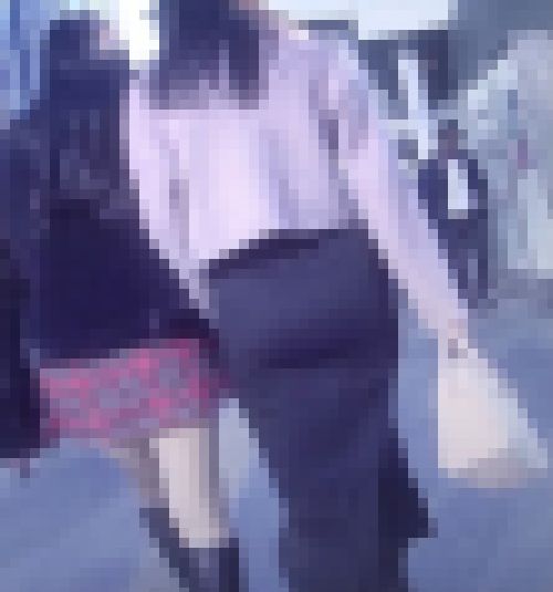 超デカ尻美少女がタイトスカート履いてお尻ムニュらせて歩いてるよ サンプル画像