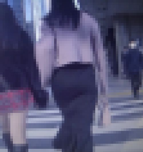 超デカ尻美少女がタイトスカート履いてお尻ムニュらせて歩いてるよ　サンプル画像1