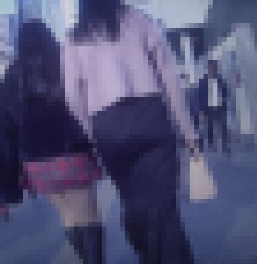 超デカ尻美少女がタイトスカート履いてお尻ムニュらせて歩いてるよ　サンプル画像2