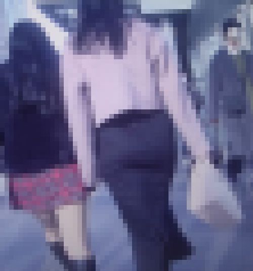 超デカ尻美少女がタイトスカート履いてお尻ムニュらせて歩いてるよ　サンプル画像3
