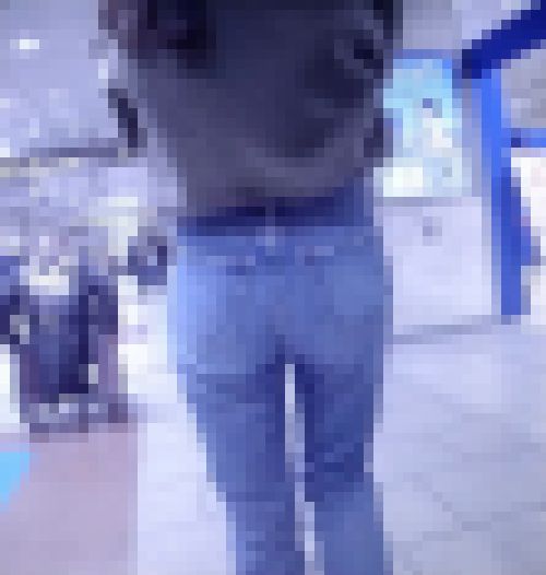 超プリプリの美桃尻をした激カワ美女がデニム履いてお尻プルンプルンさせて歩いてるよ サンプル画像