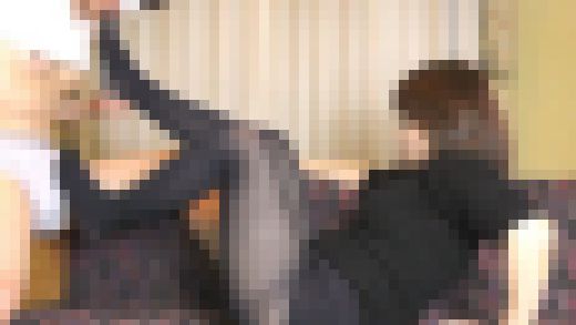【初】【四十路スーツ★黒タイツ】【ベロキス】【足舐めズーム＆別アングル】【足コキ射】タイツ美女の足指を舐めつくす！くみ40才前編　サンプル画像1
