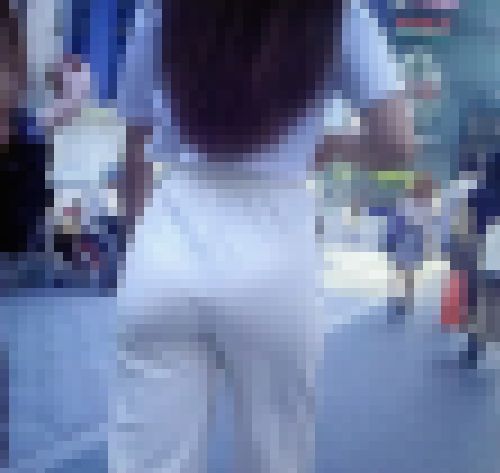 【前編】ダイナマイトで激エロな美尻を持つ激カワ美女が極薄ピタパン履いてTバックライン出して歩く姿がエロい サンプル画像
