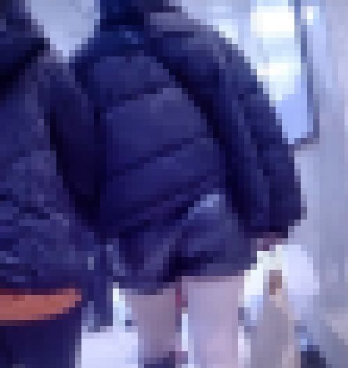 激カワ美少女が光沢感のあるレザーショートパンツ履いてエロい肉尻浮かび上がらせながら歩いてるよ サンプル画像