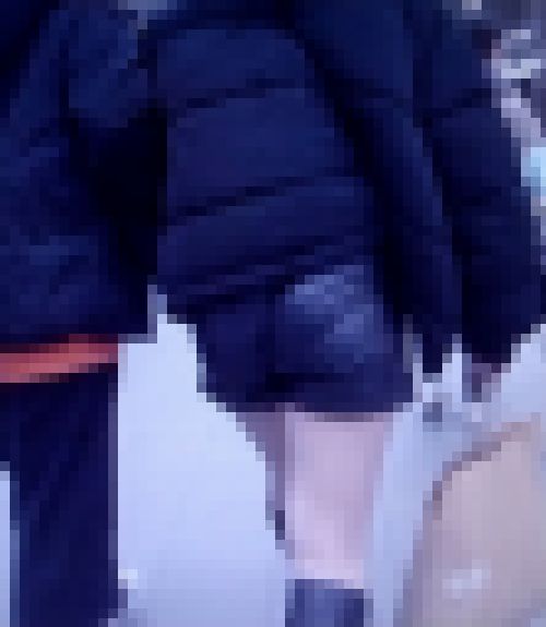 激カワ美少女が光沢感のあるレザーショートパンツ履いてエロい肉尻浮かび上がらせながら歩いてるよ　サンプル画像1