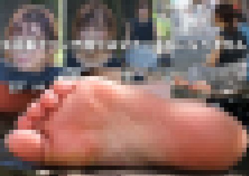 生足裏でベンチ座りはマナー違反になりません　サンプル画像3