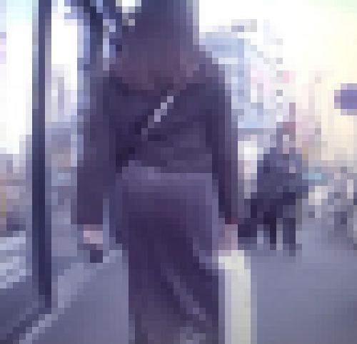 激エロカワ美女がタイトスカート履いて美爆尻を突き上げて歩く姿にフル勃起 サンプル画像