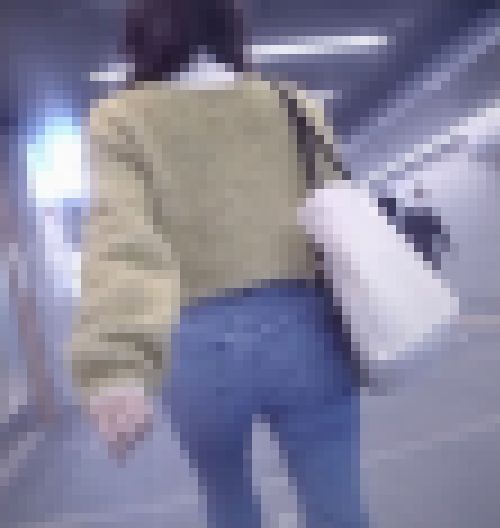 清楚系の激カワ女子大生がタイトなデニム履いて抜群のスタイルで歩いてるよ サンプル画像