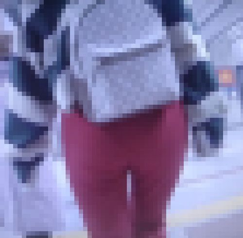 超プリ尻肉の激カワ美女が超薄い生地のスキニーピタパン履いて歩いてるよ　サンプル画像2