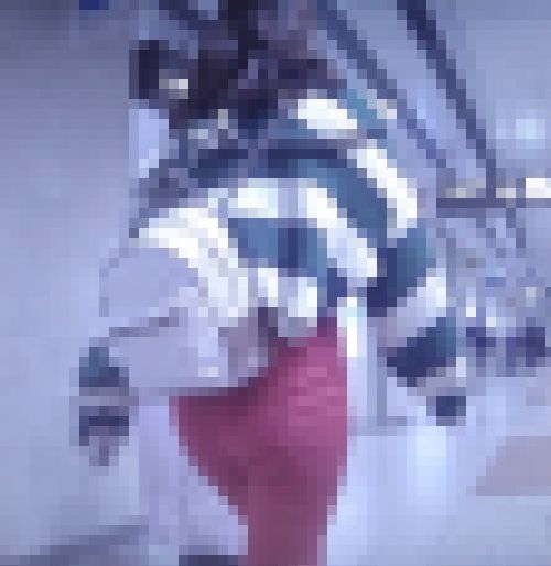 超プリ尻肉の激カワ美女が超薄い生地のスキニーピタパン履いて歩いてるよ　サンプル画像3